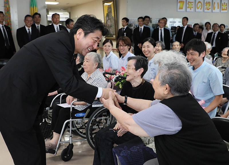 安倍总理出席了在广岛市和平纪念公园举行的广岛市原子弹爆炸遇难者悼念暨和平祈愿仪式。