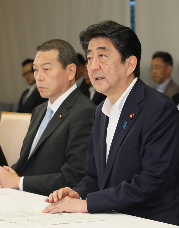 安倍总理在总理大臣官邸出席了2018年7月暴雨严重灾害对策本部会议（第17次）。