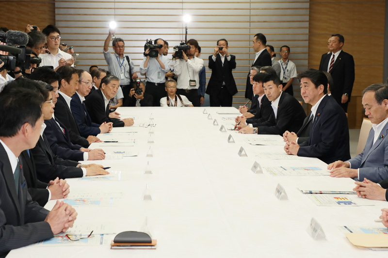 安倍总理在总理大臣官邸出席了2018年7月暴雨严重灾害对策本部会议（第17次）。