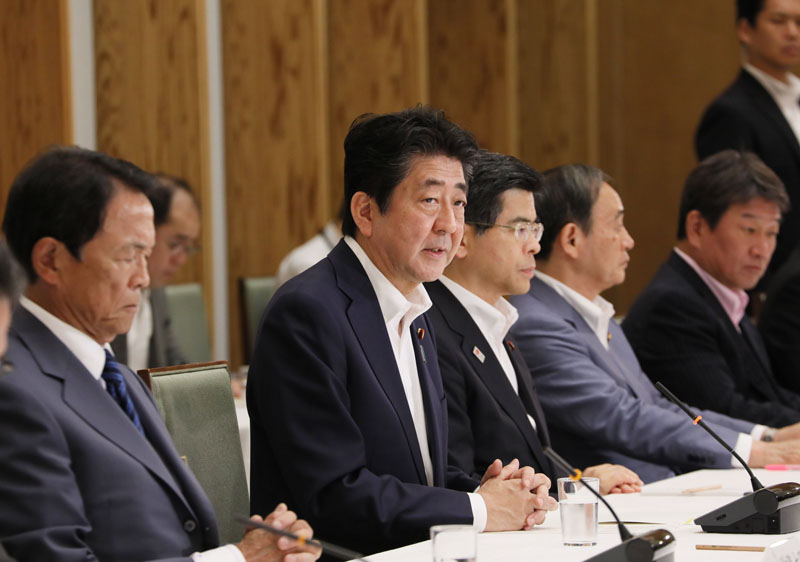 安倍总理在总理大臣官邸出席了政府执政党联络会议。