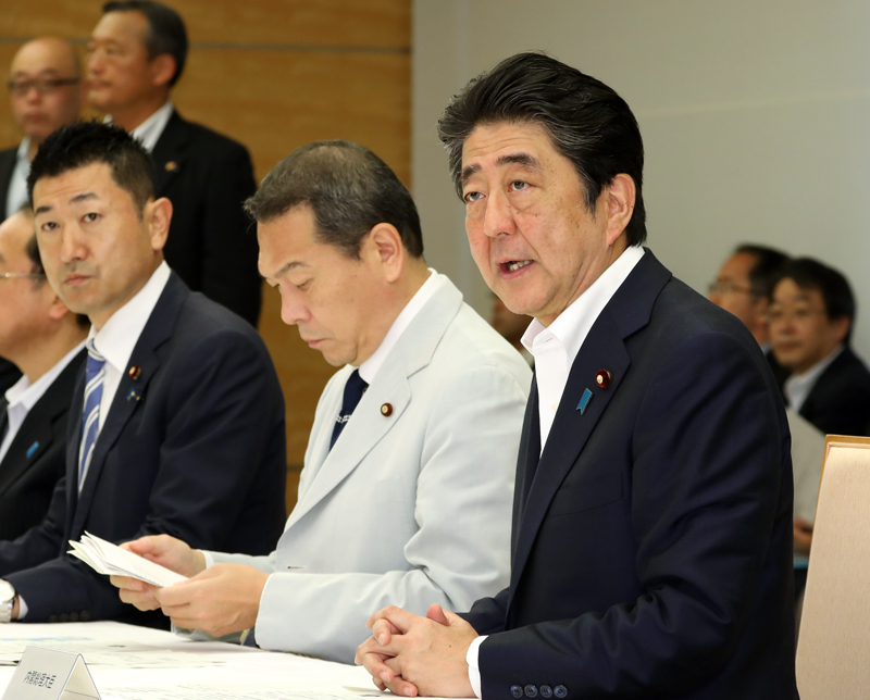 安倍总理在总理大臣官邸出席了2018年7月暴雨严重灾害对策本部会议（第18次）。