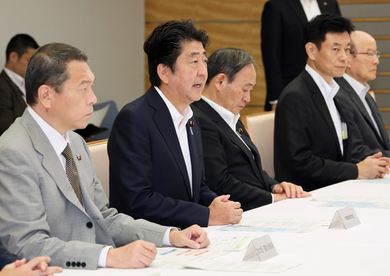 安倍总理在总理大臣官邸出席了2018年7月暴雨严重灾害对策本部会议（第19次）。