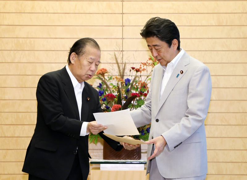 安倍总理在总理大臣官邸接收了自由民主党国土强韧化推进本部干部的政策建议。