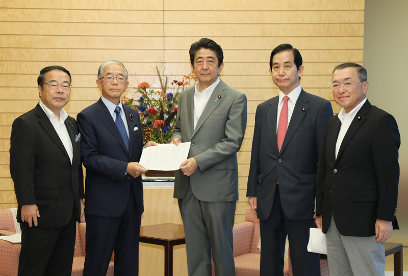 安倍总理在总理大臣官邸接收了自由民主党宏池会的建议。