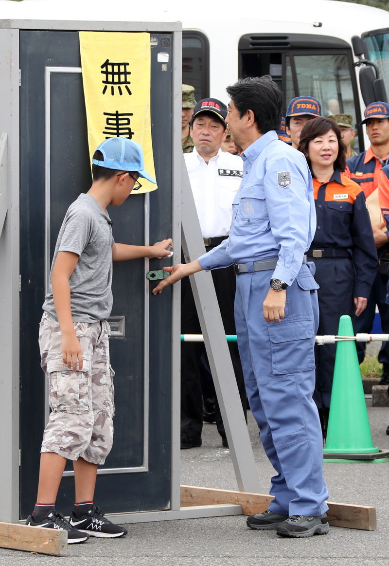 在以安倍总理为首的全体阁僚参与之下，举行了2018年度综合防灾训练。