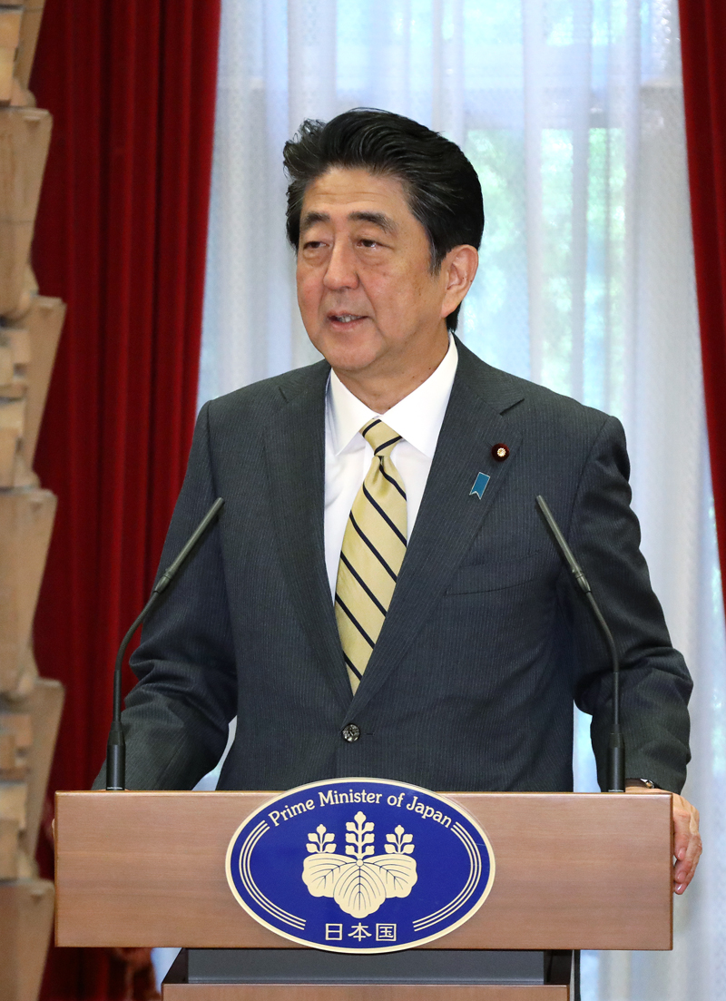 安倍总理在总理大臣公邸举行了由总理主办的自卫队高级干部集会联谊会。