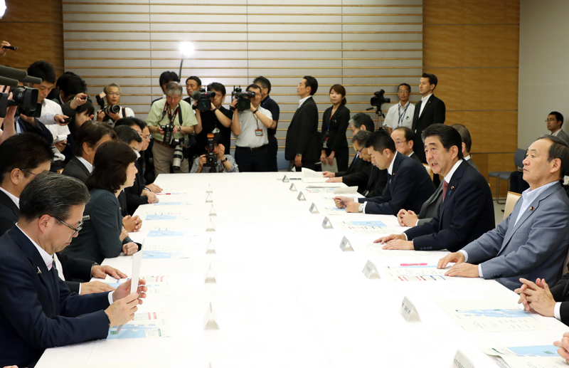 安倍总理在总理大臣官邸出席了2018年7月暴雨严重灾害对策本部会议（第21次）。