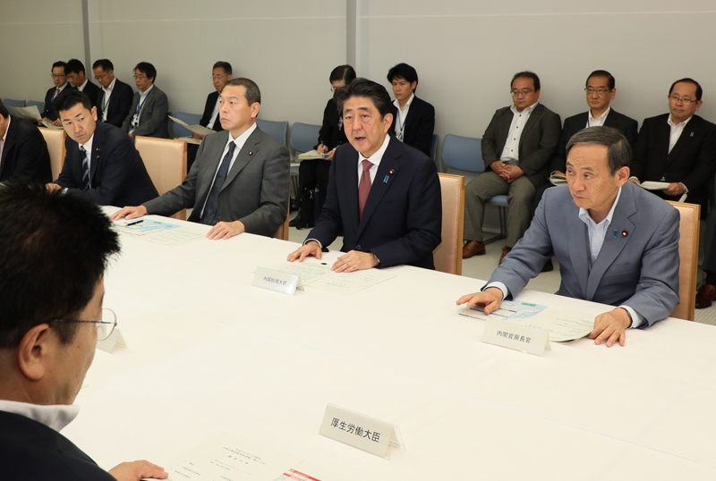 安倍总理在总理大臣官邸出席了2018年7月暴雨严重灾害对策本部会议（第22次）。