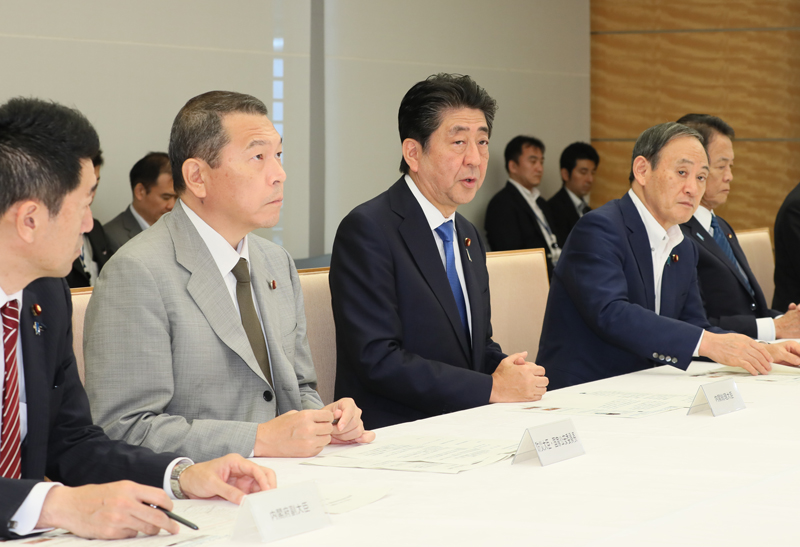 安倍总理在总理大臣官邸出席了2018年7月暴雨严重灾害对策本部会议（第23次）。