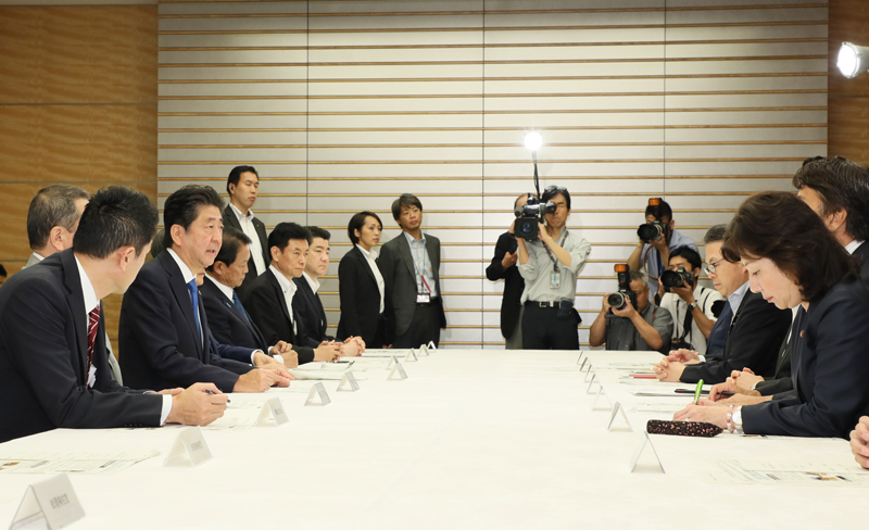 安倍总理在总理大臣官邸出席了2018年7月暴雨严重灾害对策本部会议（第23次）。