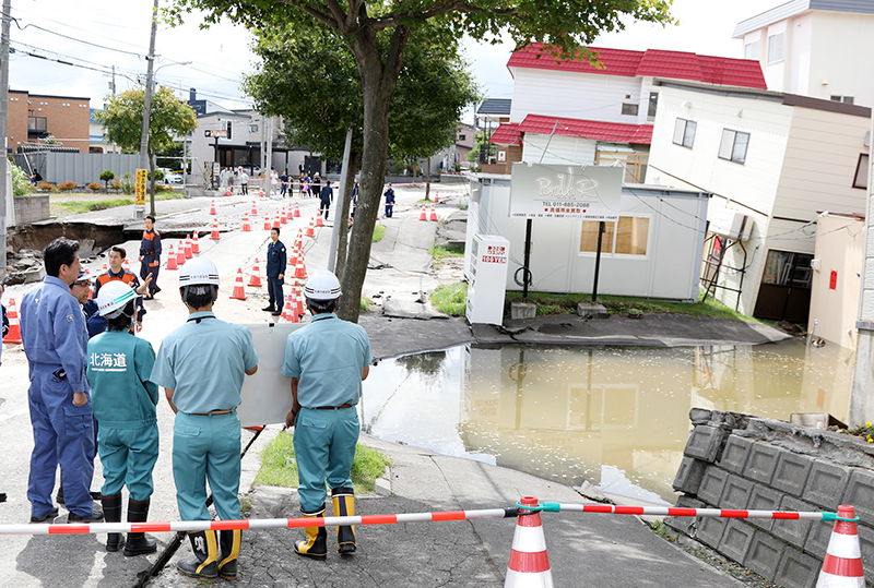 安倍总理为了视察2018年北海道胆振东部地震造成的灾害状况访问了北海道。