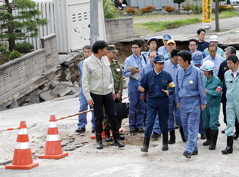 安倍总理为了视察2018年北海道胆振东部地震造成的灾害状况访问了北海道。