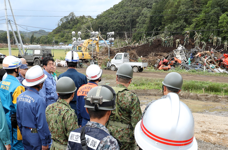 安倍总理为了视察2018年北海道胆振东部地震造成的灾害状况访问了北海道。