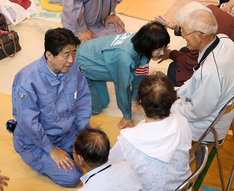 安倍总理为了视察2018年北海道胆振东部地震造成的灾害状况访问了北海道。