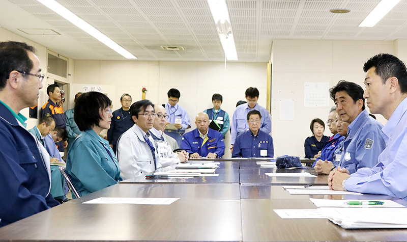 安倍总理为了视察2018年北海道胆振东部地震造成的灾害状况访问了北海道。