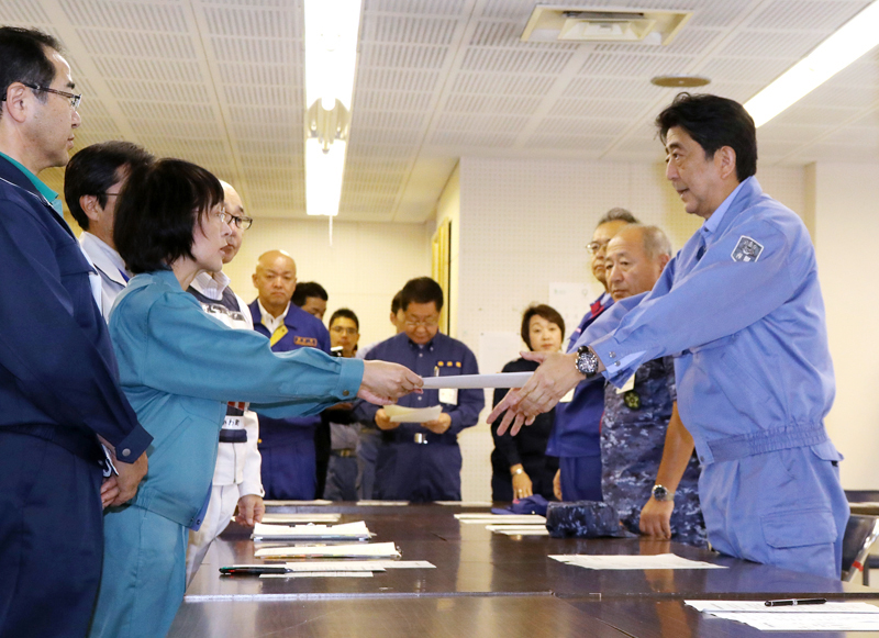 安倍总理为了视察2018年北海道胆振东部地震造成的灾害状况访问了北海道。