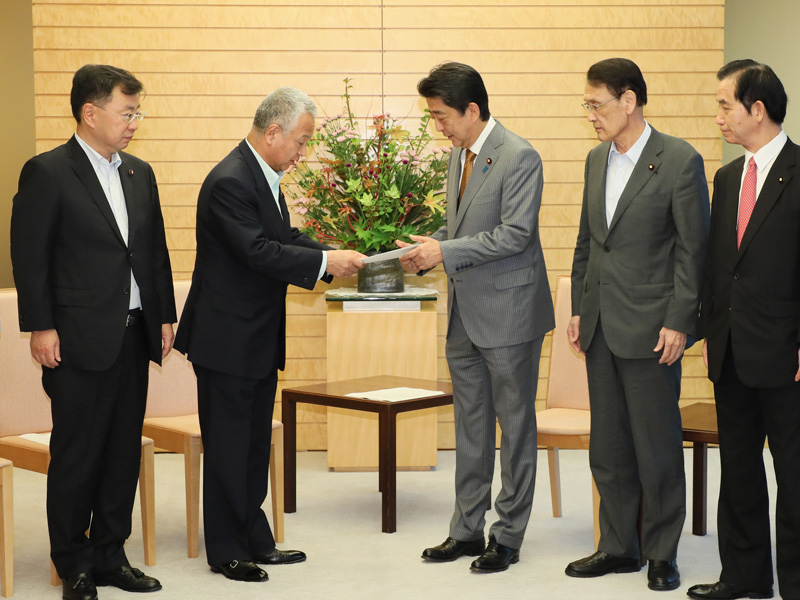 安倍总理在总理大臣官邸接收了自由民主党行政改革推进本部递交的中期报告。