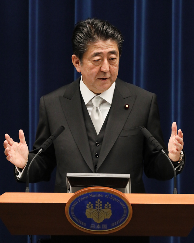 安倍总理在第98代安倍总理初期内阁（第四次安倍内阁）成立后，进行了首届内阁改造