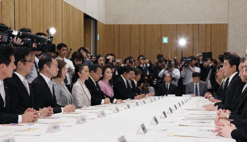 在内阁会议上，决定了第98代安倍总理首届改造内阁的副大臣