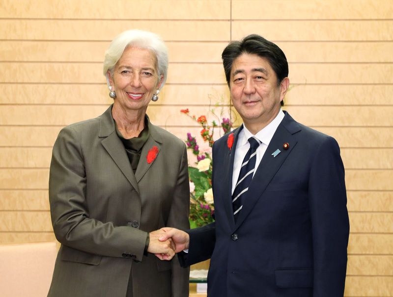 安倍总理在总理大臣官邸接受了国际货币基金组织（IMF）总裁克里斯蒂娜・拉加德等的拜会。