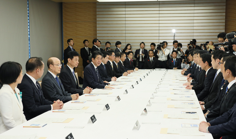 在内阁会议上，决定了第98代安倍总理首届改造内阁的大臣政务官。