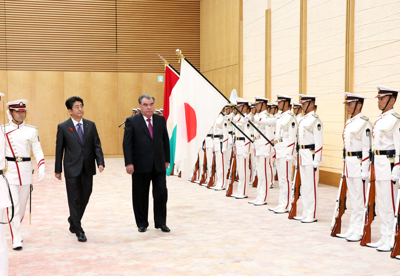 安倍总理在总理大臣官邸与塔吉克斯坦共和国总统埃莫马利・拉赫蒙举行了首脑会谈等。