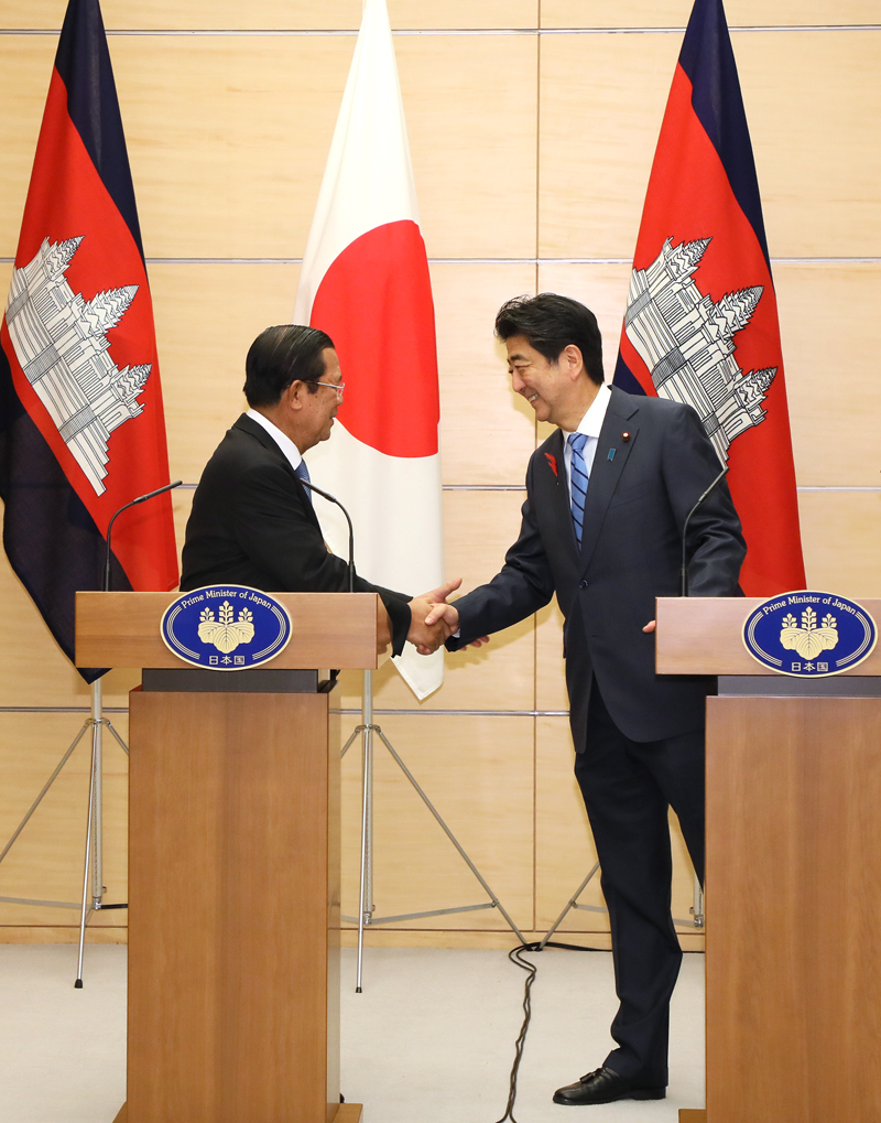 安倍总理在总理大臣官邸与柬埔寨王国首相洪森举行了首脑会谈等。