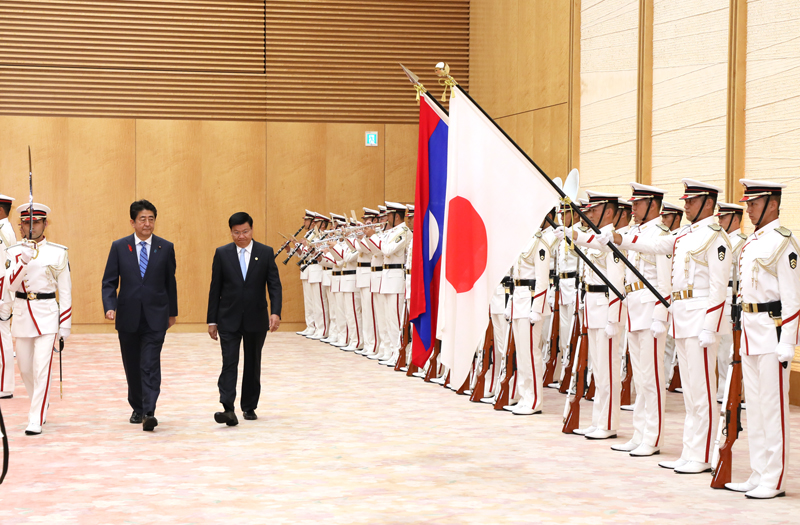 安倍总理在总理大臣官邸与老挝人民民主共和国总理通伦·西苏里举行了首脑会谈等。