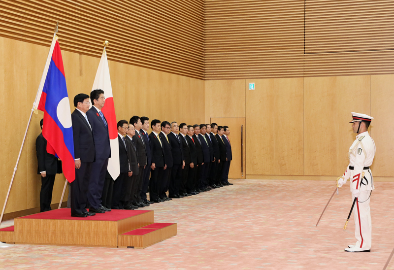 安倍总理在总理大臣官邸与老挝人民民主共和国总理通伦·西苏里举行了首脑会谈等。