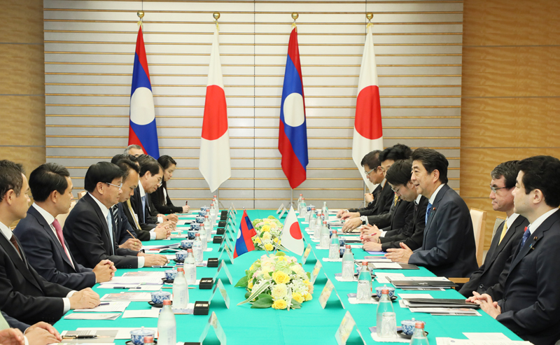 安倍总理在总理大臣官邸与老挝人民民主共和国总理通伦·西苏里举行了首脑会谈等。