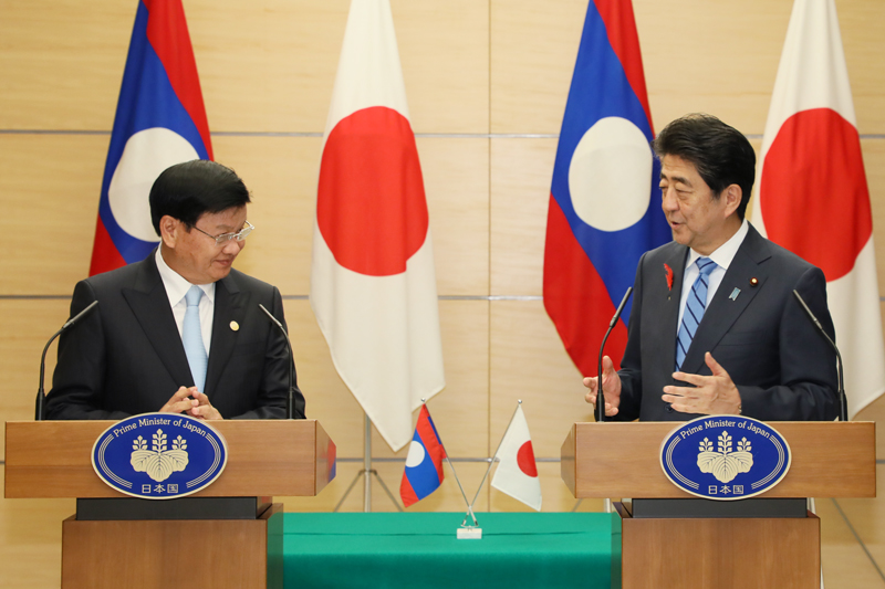 安倍总理在总理大臣官邸与老挝人民民主共和国总理通伦·西苏里举行了首脑会谈等。