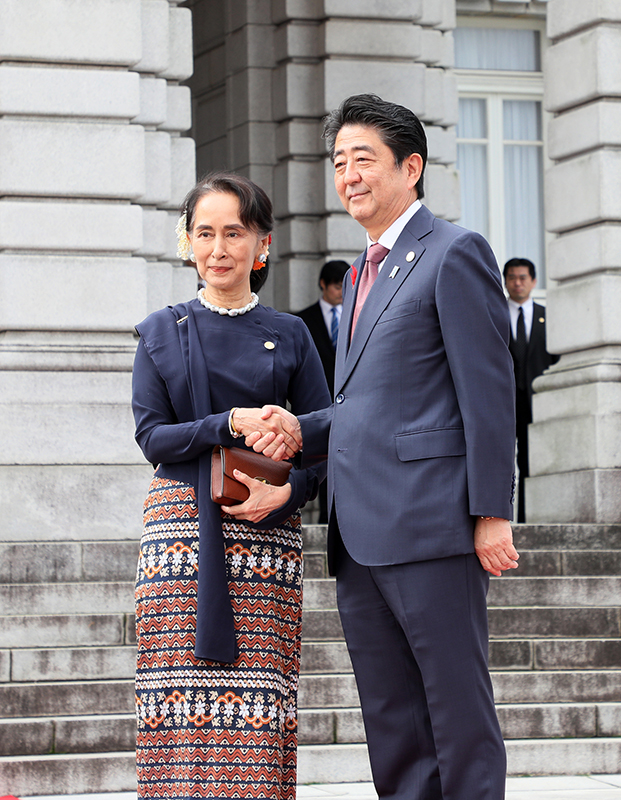 安倍总理出席了在迎宾馆赤坂离宫举行的第10届日本・湄公河流域国家首脑会议等。