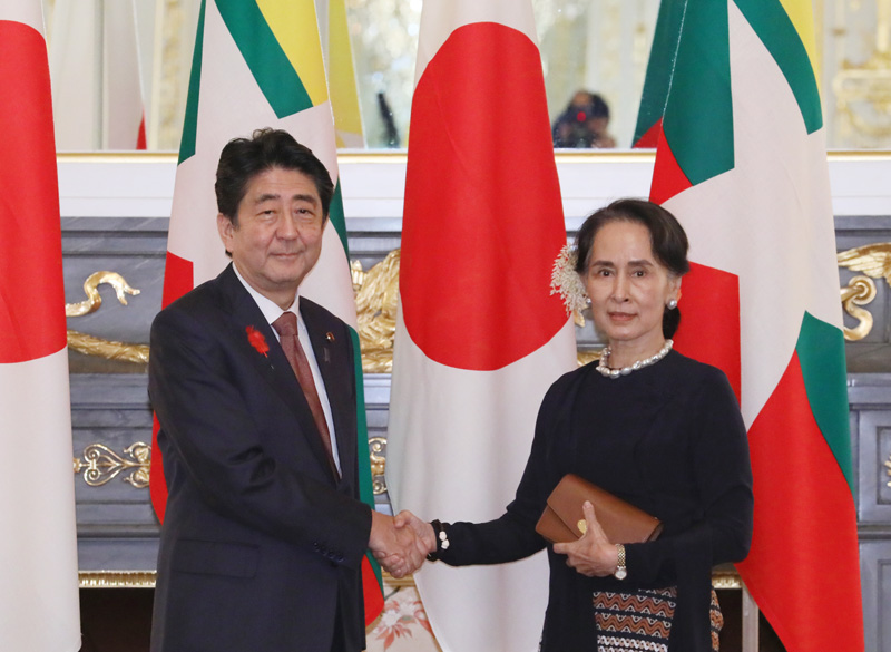 安倍总理在迎宾馆赤坂离宫与缅甸联邦共和国的国务资政昂山素季举行了会谈等。