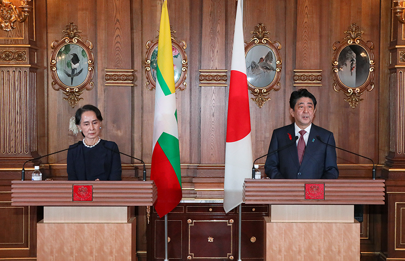 安倍总理在迎宾馆赤坂离宫与缅甸联邦共和国的国务资政昂山素季举行了会谈等。