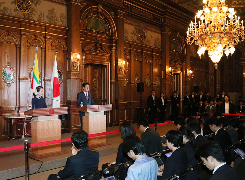 安倍总理在迎宾馆赤坂离宫与缅甸联邦共和国的国务资政昂山素季举行了会谈等。