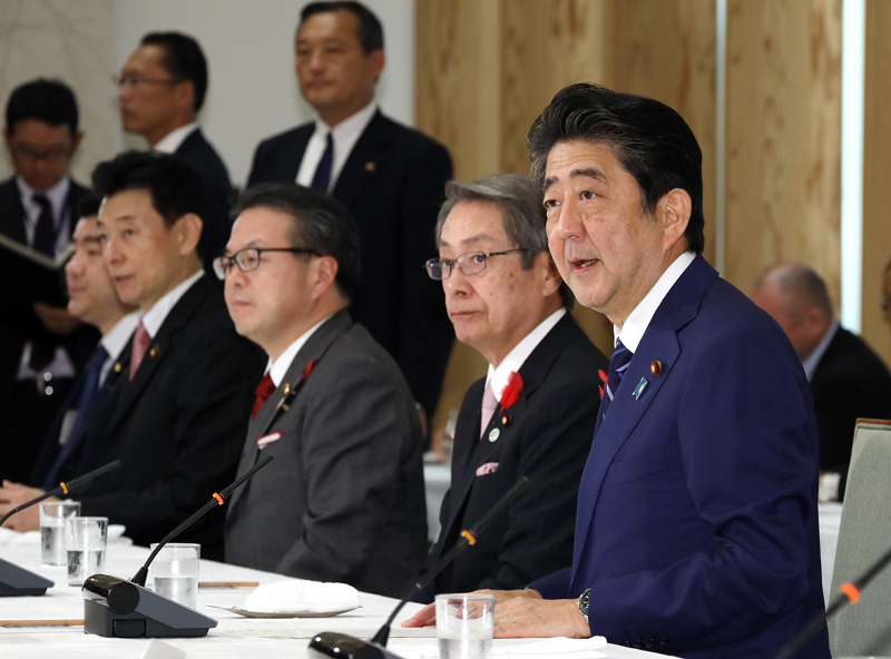 安倍总理在总理大臣官邸出席了政府执政党联络会议。