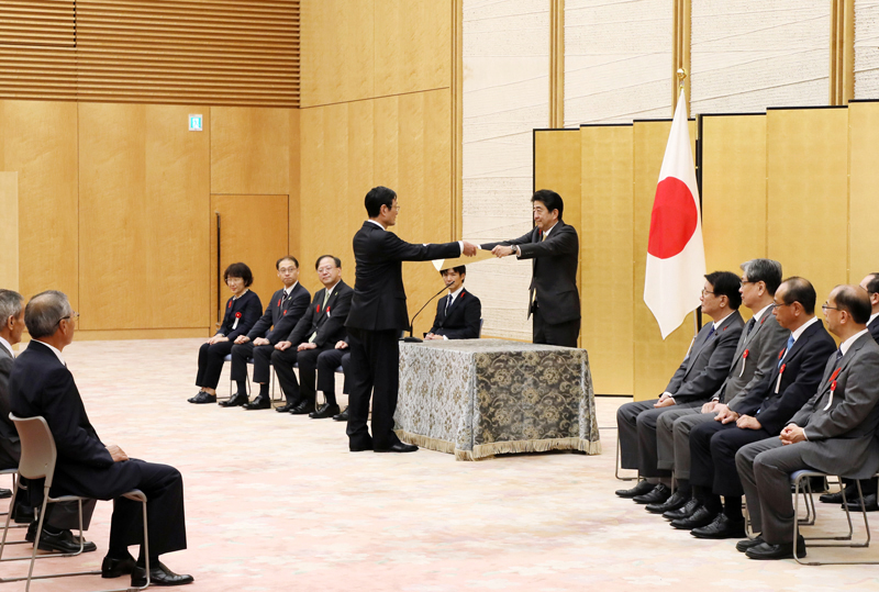 安倍总理在总理大臣官邸举行了2018年安全・安心城镇建设相关功劳者表彰仪式。