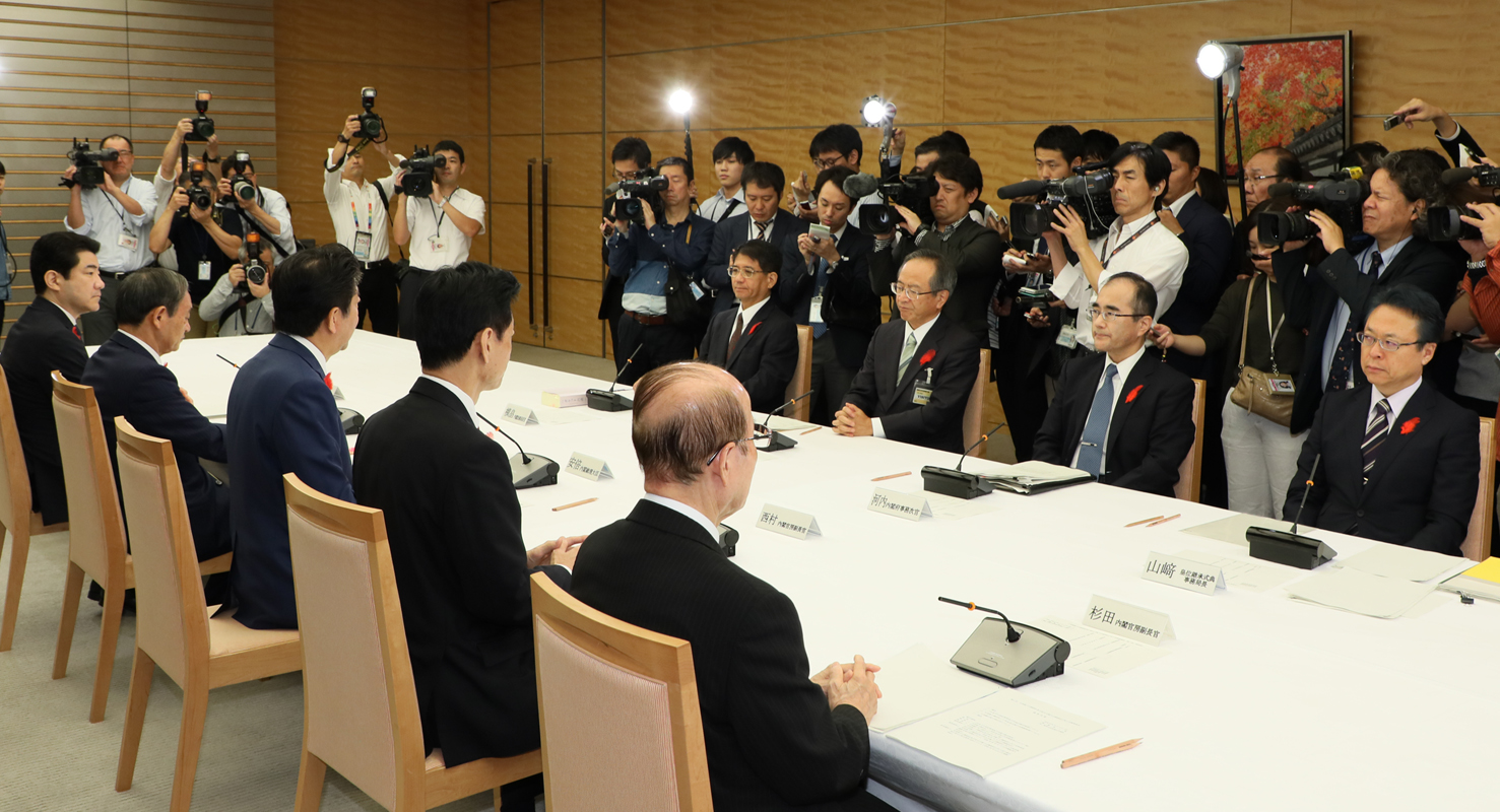 安倍总理在总理大臣官邸召开了第1次天皇陛下退位暨皇太子殿下即位典礼委员会。