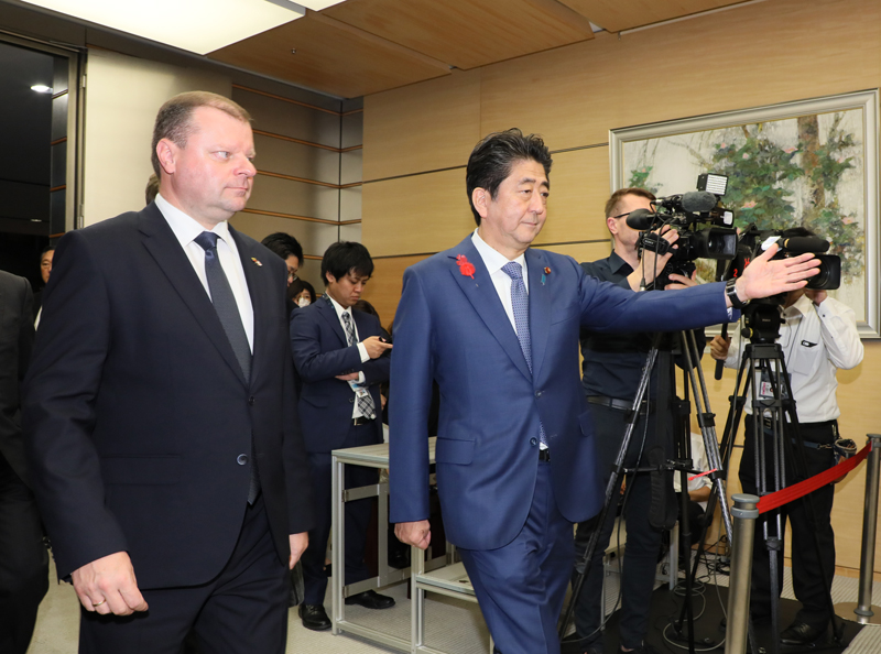 安倍总理在总理大臣官邸与立陶宛共和国总理萨乌柳斯·斯克维尔内利斯举行了首脑会谈等。