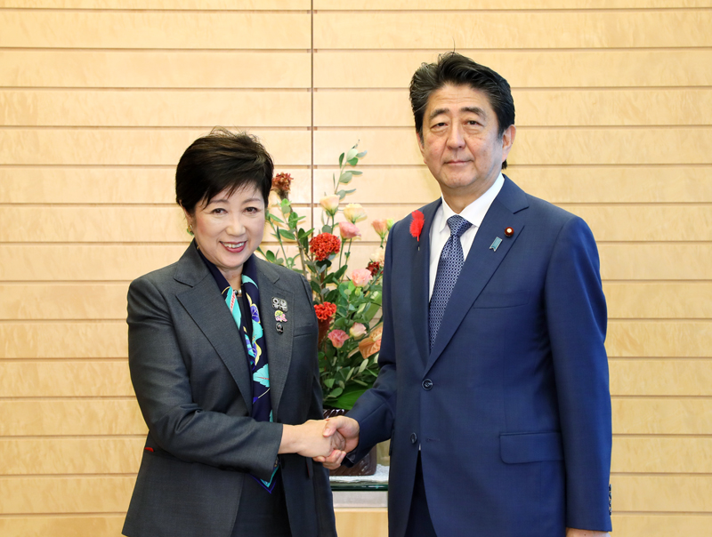 安倍总理在总理大臣官邸会见了东京都知事小池百合子。