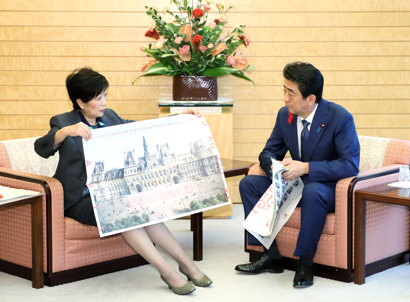 安倍总理在总理大臣官邸会见了东京都知事小池百合子。