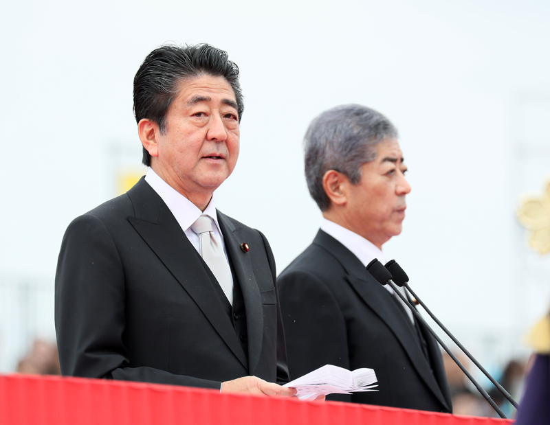 安倍总理出席了在陆上自卫队朝霞训练场举行的2018年度自卫队纪念日检阅仪式。