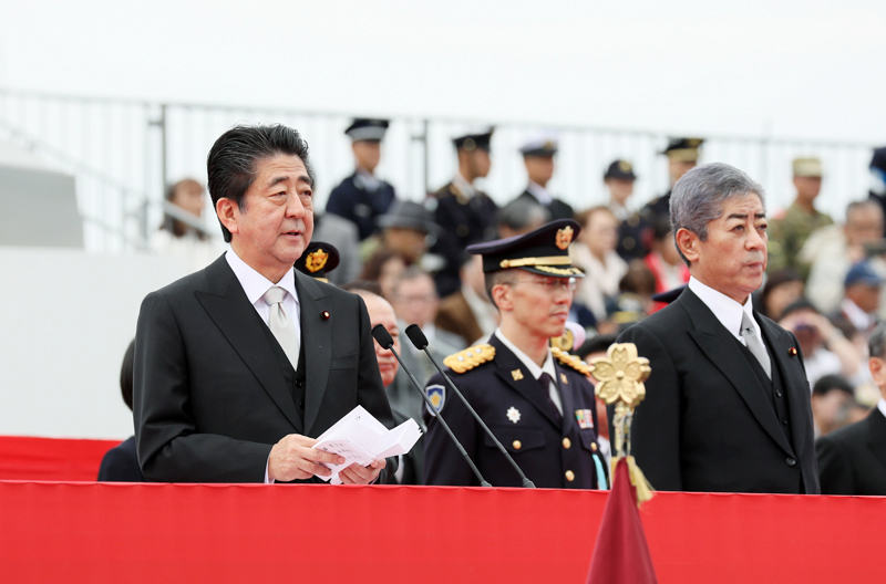 安倍总理出席了在陆上自卫队朝霞训练场举行的2018年度自卫队纪念日检阅仪式。