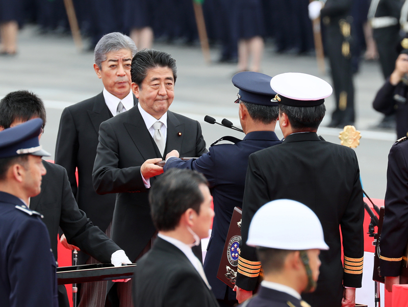 安倍总理出席了在陆上自卫队朝霞训练场举行的2018年度自卫队纪念日检阅仪式。