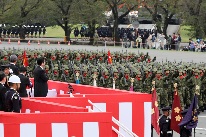 安倍总理出席了在陆上自卫队朝霞训练场举行的2018年度自卫队纪念日检阅仪式。