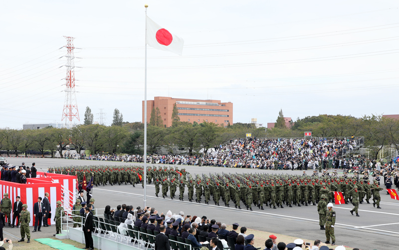 安倍总理出席了在陆上自卫队朝霞训练场举行的2018年度自卫队纪念日检阅仪式。