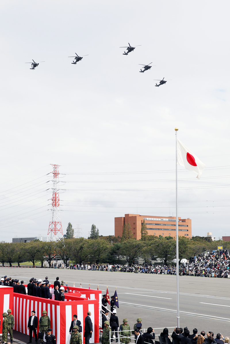 安倍总理出席了在陆上自卫队朝霞训练场举行的2018年度自卫队纪念日检阅仪式。