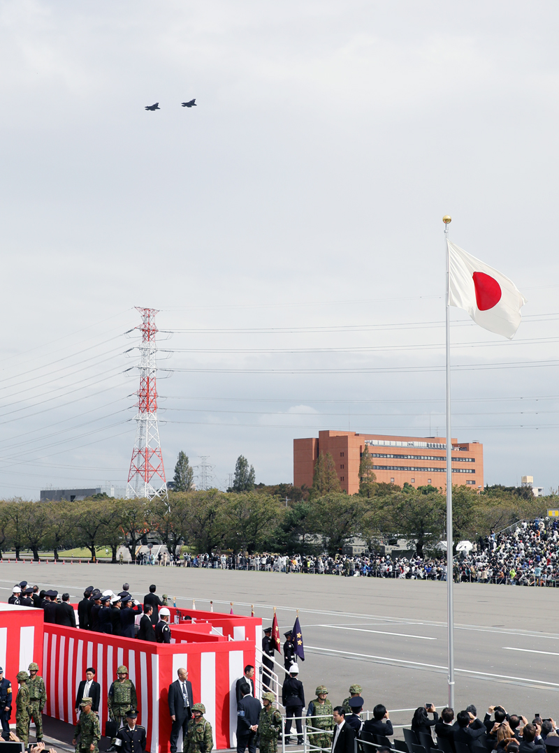 安倍总理出席了在陆上自卫队朝霞训练场举行的2018年度自卫队纪念日检阅仪式。