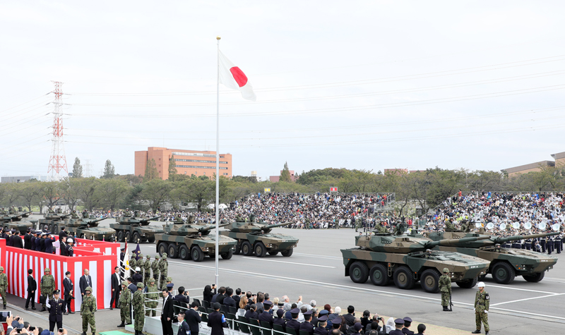 安倍总理出席了在陆上自卫队朝霞训练场举行的2018年度自卫队纪念日检阅仪式。