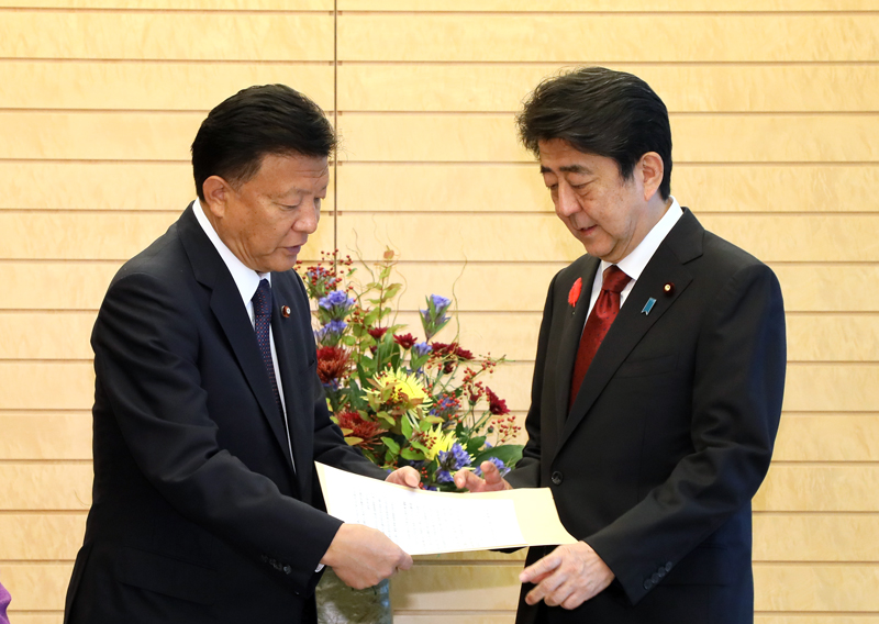 安倍总理在总理大臣官邸接收了自由民主党领土特命委员会的建议。